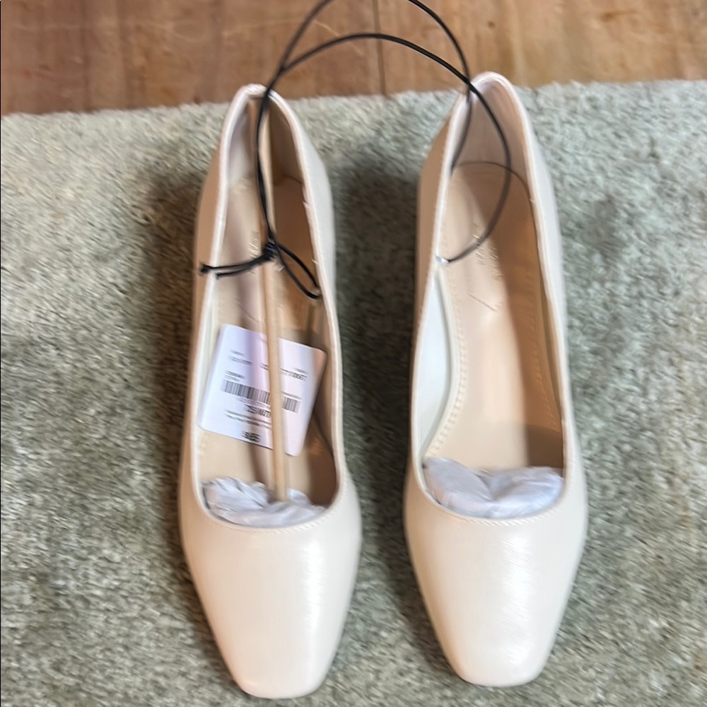 Women’s size 7.5 wide Liz Claiborne cream pumps